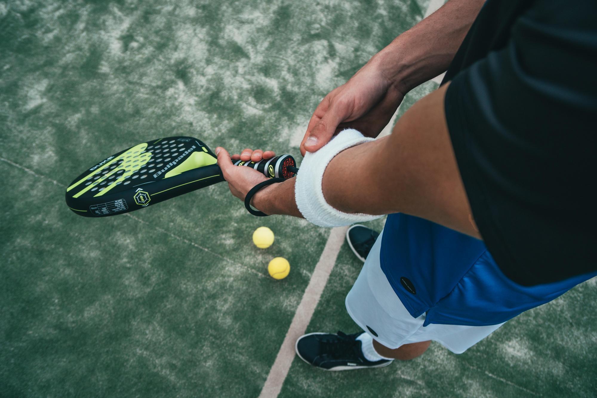 Tennis_player-and-racquet